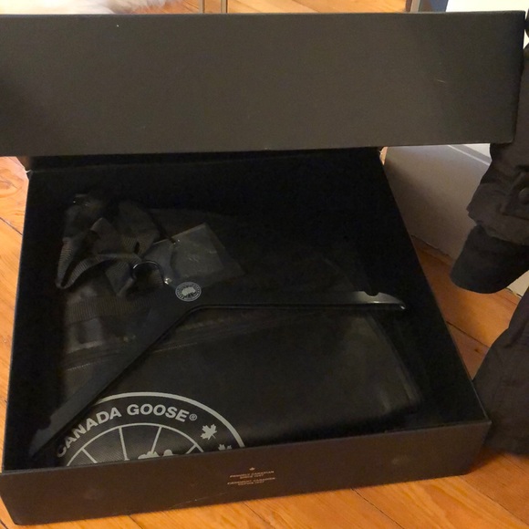 Canada Goose Shelburne Parka - Picture 8 of 8